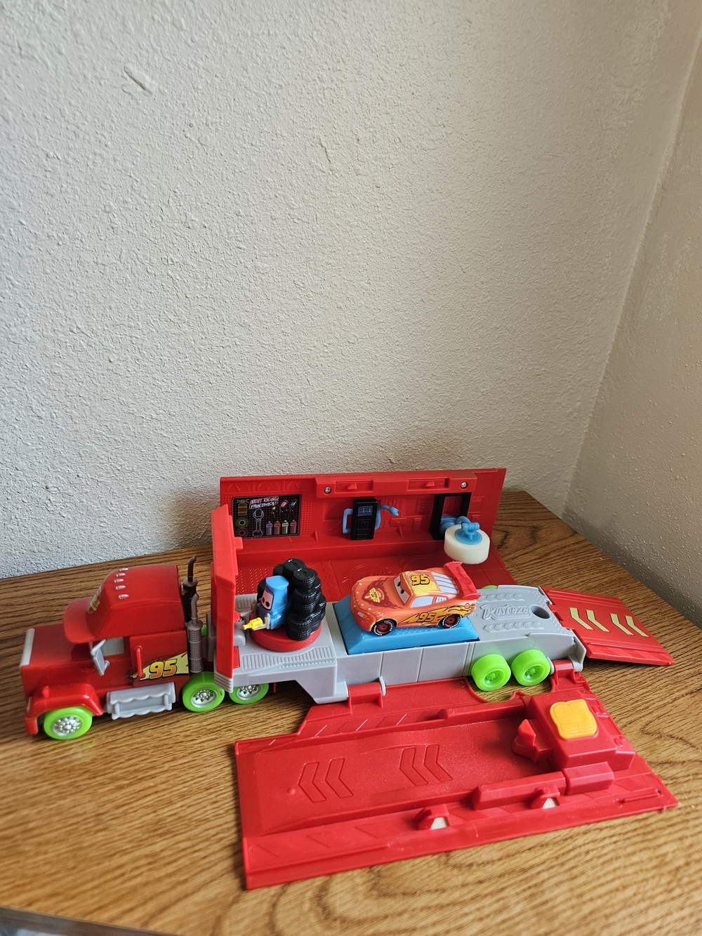 Cars Mack Glow Truck Transforming Playset Wash Lightning Mcquren Disney 13 In